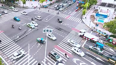 车流马路公路人流十字路视频的预览图
